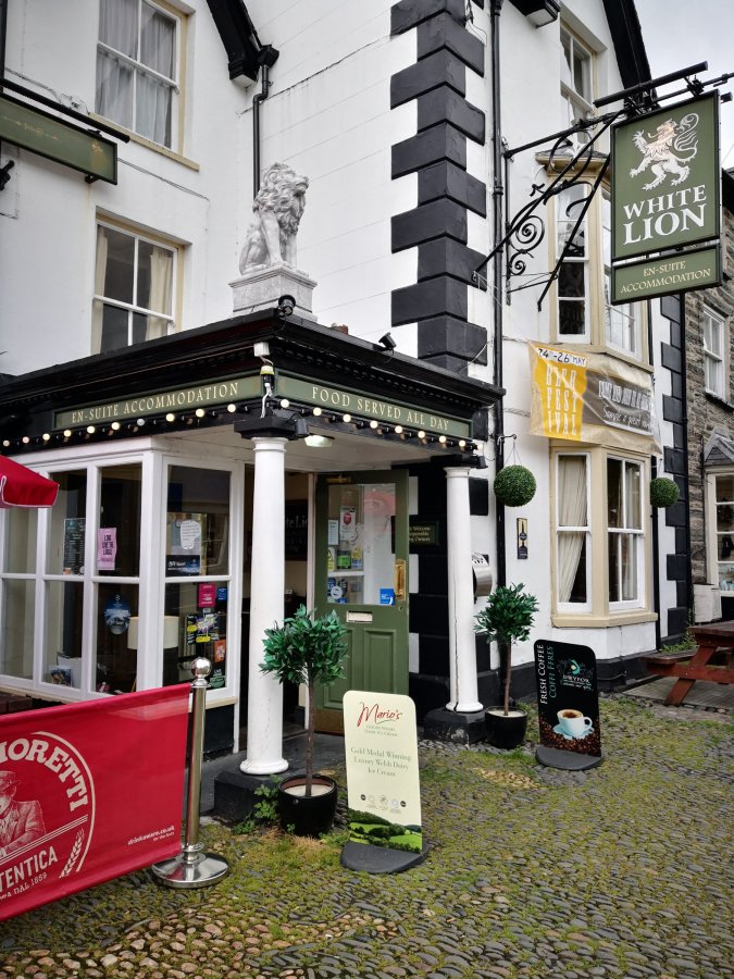 FOLLOWING THE AMERICANS TO THE REAL ALE PUB IN&nbsp;MACHYNLLETH