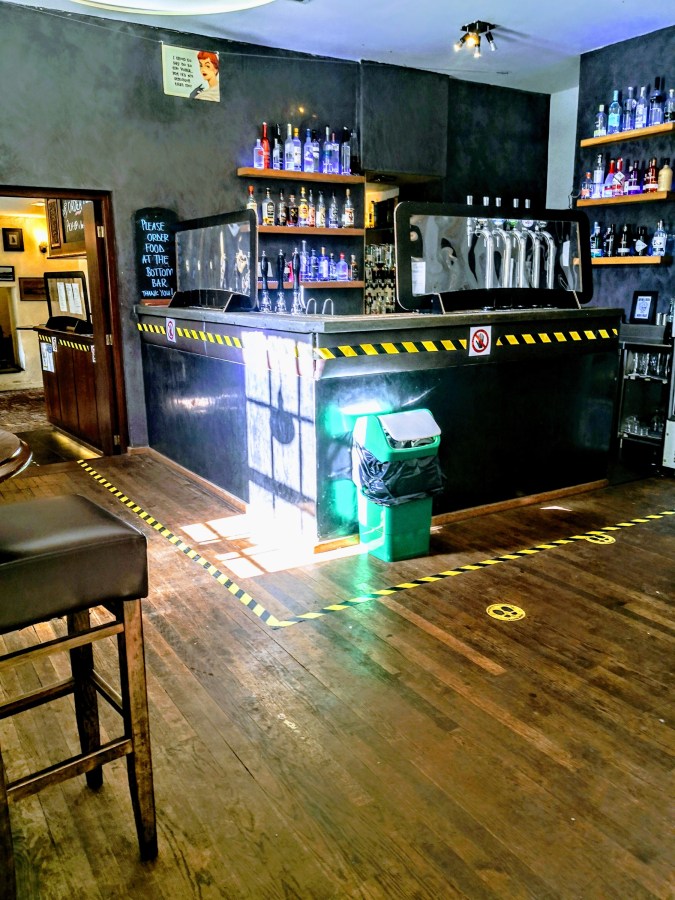 “DON’T TOUCH THE BAR&nbsp;!”