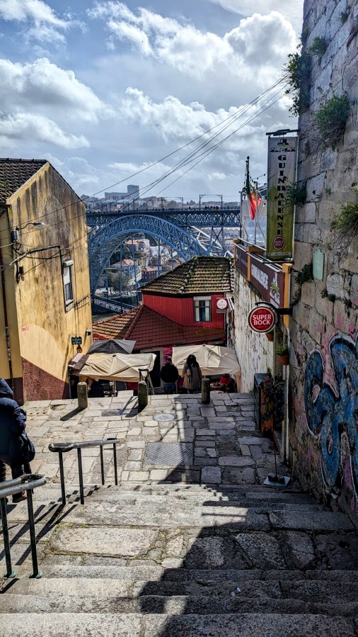 FULHAM ARE ON THE TELLY AGAIN ! PORTO PUB LIFE AT THE GUINDALENSE FC SOCIAL&nbsp;CLUB