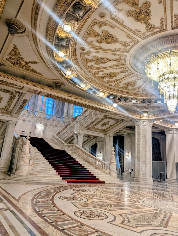 GOLDEN BATHROOMS AND PARLIAMENTARY WHITE ELEPHANTS. A TOURIST DAY IN&nbsp;BUCHAREST
