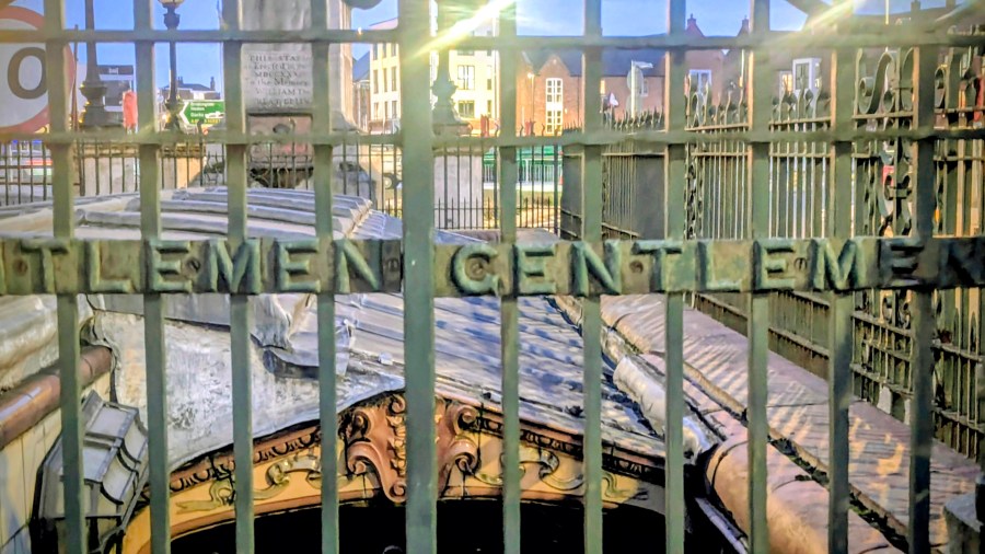 THE HULL STATUE&nbsp;TRAIL